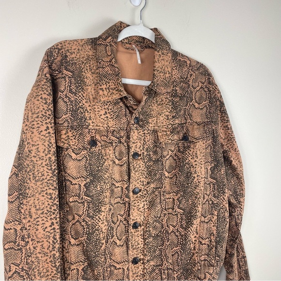 Free People Snakeskin Trucker Jacket Denim Womens Medium Brown Black Boho - Picture 4 of 11